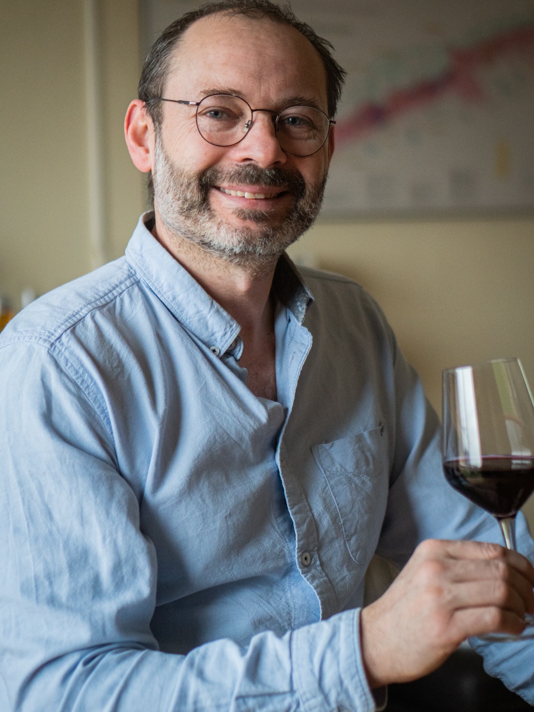 David Aguilar caviste avec verre de vin